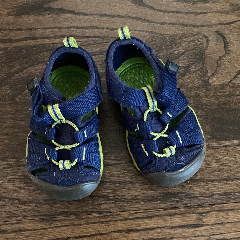 Keen water, shoes, toddler size 4